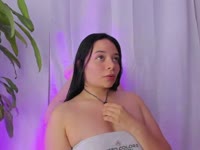 Sou uma garota doce, brincalhona e bem relaxada, com uma energia suave, charmosa e acolhedora. Gosto de manter um ambiente natural, sem poses forçadas: apenas eu, autêntica e cheia de boa vibração.
Aquí no podrás encontrar un espectáculo previo o repetido; comigo, cada encontro flui de um jeito diferente. Gosto de criar uma conexão real, te dar companhia, arrancar um sorriso e deixar aquela sensação de diversão e proximidade que nem sempre se encontra por aí.
Quero que, quando você entrar na minha sala, se sinta especial, à vontade… e sim, também um pouco excitado {ángel}. Mi objetivo es que lo aprovetes sin presión, sin correr y con la libertad de ser tú mismo.
O que me torna diferente é a minha forma de conectar: ​​sou atenciosa, próxima e genuína. Não atuo, não sigo roteiro; simplemente deixo a química falar por nós.
Se você procura uma garota real, doce, brincalhona e com quem possa relaxar enquanto se diverte… então venha me ver.