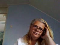 . Zwoel & Open-minded
Altijd nieuwsgierig, nooit veroordelend.
Jij fantaseert – ik laat het gebeuren.
Laat los... en laat mij je verrassen.