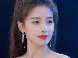 cam girl playing with vibrator liyufei