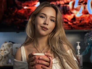 topless cam girl AraCapell
