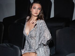 naughty camgirl fingering shaved pussy BillyeMacke