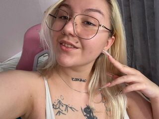 camslut masturbating DebbieTay