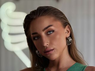 camslut fingering shaved pussy EvaMonroe