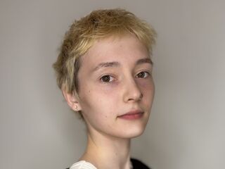 camgirl playing with dildo JenelleBarette