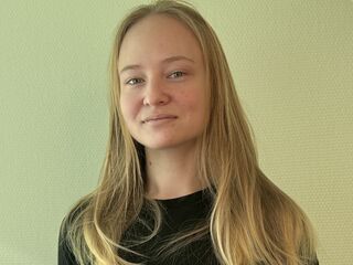 hot cam girl fingering shaved pussy JeniferFerrarini