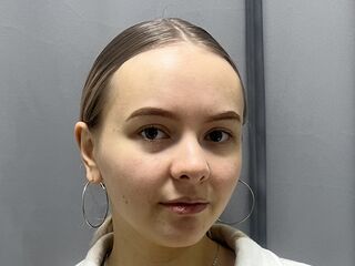 camgirl fingering shaved pussy JessicaYola