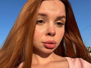 camgirl fingering shaved pussy KarinaSavastru