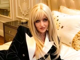naughty camgirl masturbating with dildo LexieSellene