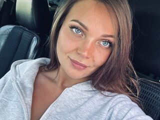 camslut showing pussy LuluBomb