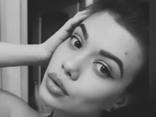 cam girl playing with vibrator MarciaMoor