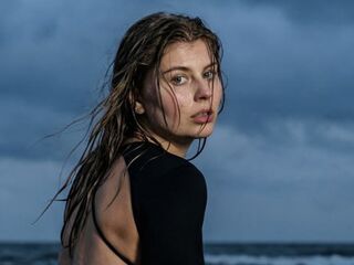 naked webcam girl fingering MilaOlivers