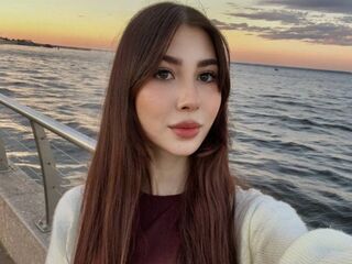 camgirl playing with vibrator SadeLazcano