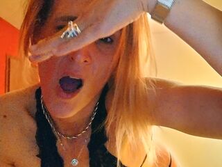 chat room live show SandraLive