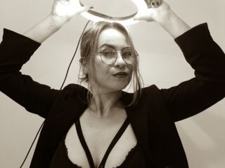 cam girl playing with sextoy ScarletHanistom