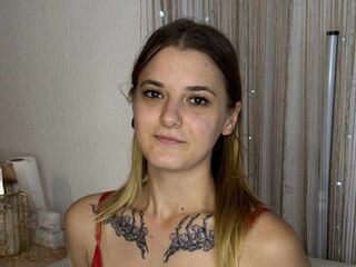 live webcam performer SuzyMiu